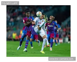 世界杯小组赛抽签揭晓，各组形势激烈，比利时、西班牙、法国等强队争夺晋级，姆巴佩与哈兰德有望对决，阿根廷实力强劲，晋级概率极高。