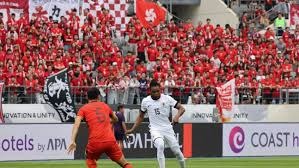 为什么外野手在判断接球位置时需要优先用语音确认接球权